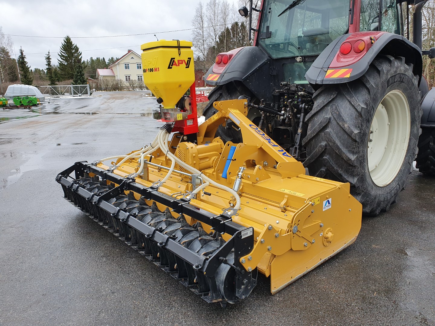 Alpego kivenhautaaja APV-piensiemenkylvölaitteella