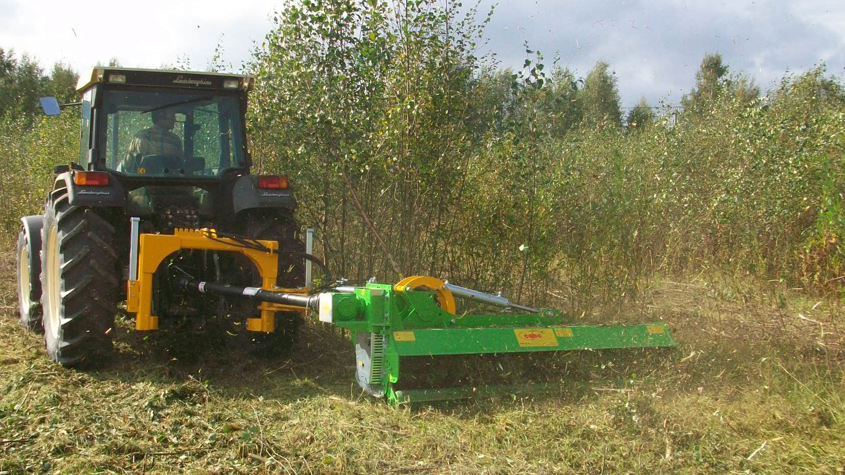 Cabe Finlandia piennarmurskaimella pusikon niittoa