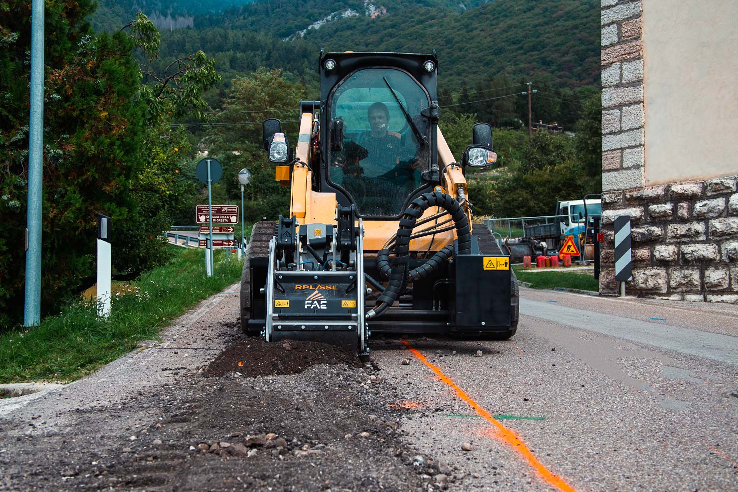 FAE RPL-SSL asfaltinjyrsin kuormaimeen