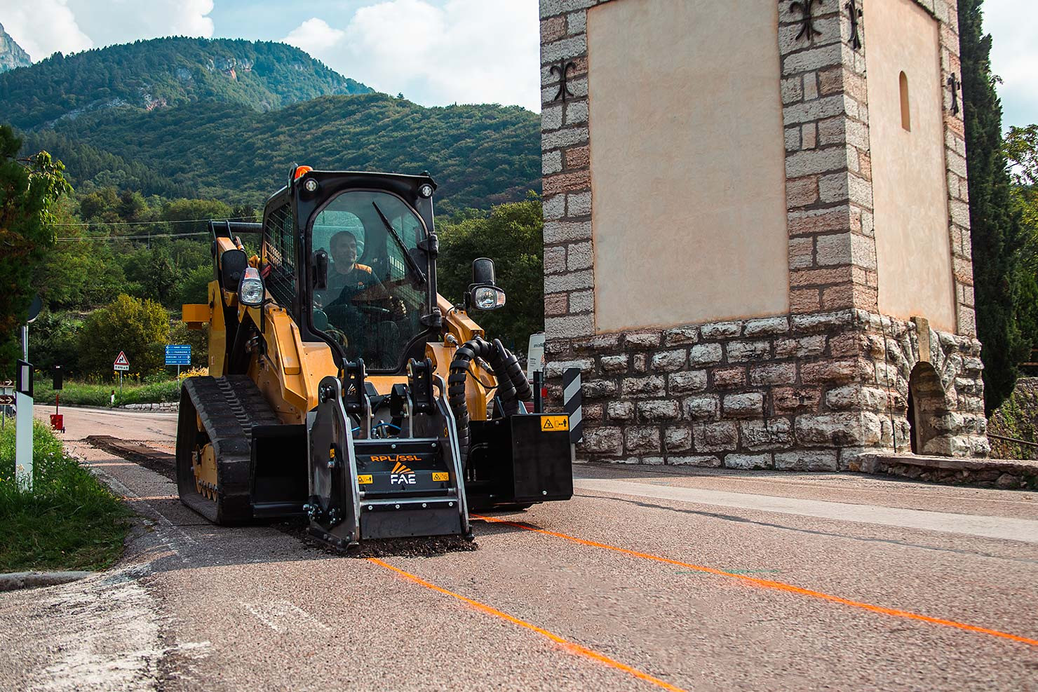 FAE RPL-SSL asfaltinjyrsin kuormaimeen