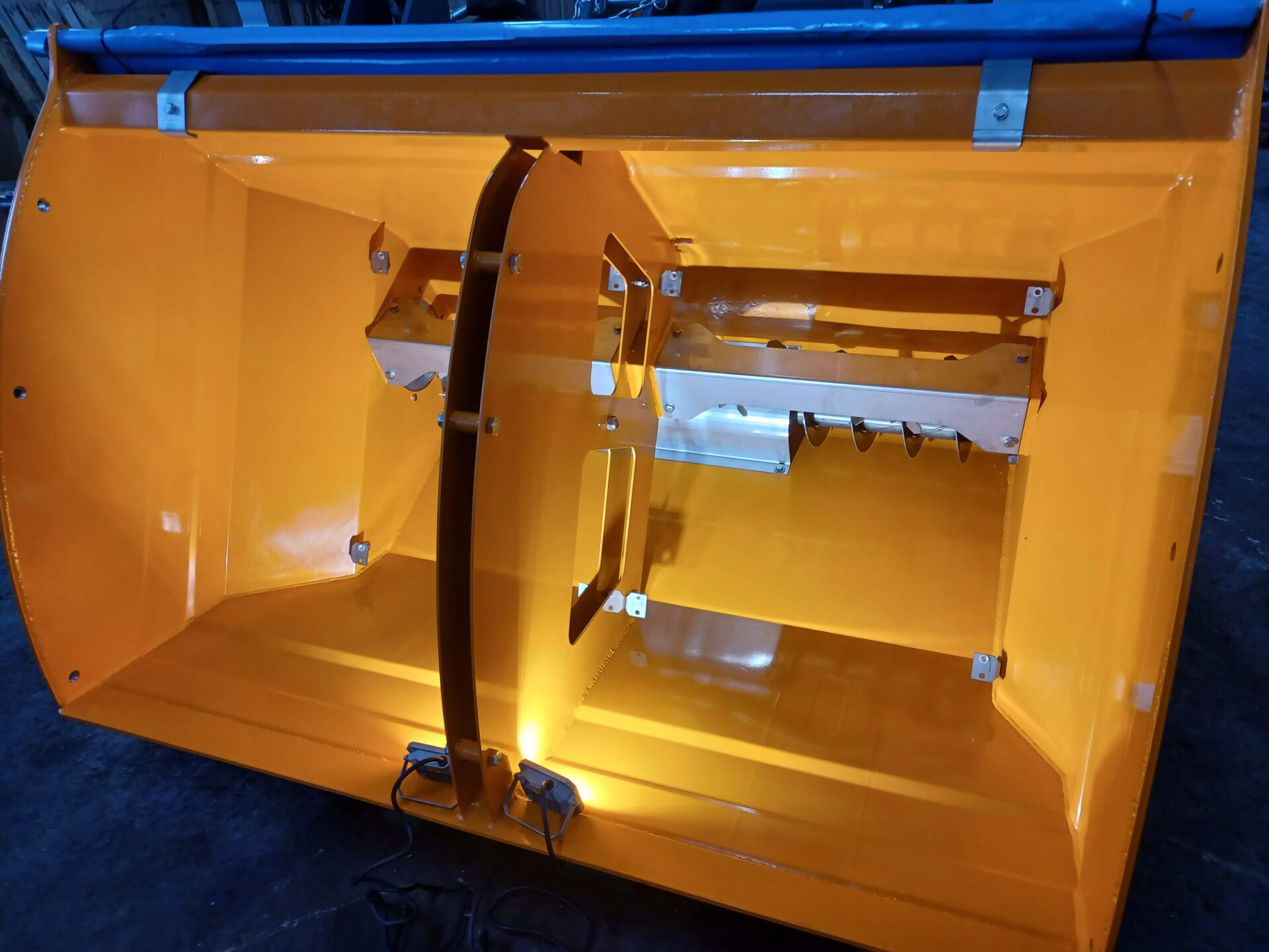 Hiekoitin säiliö 4