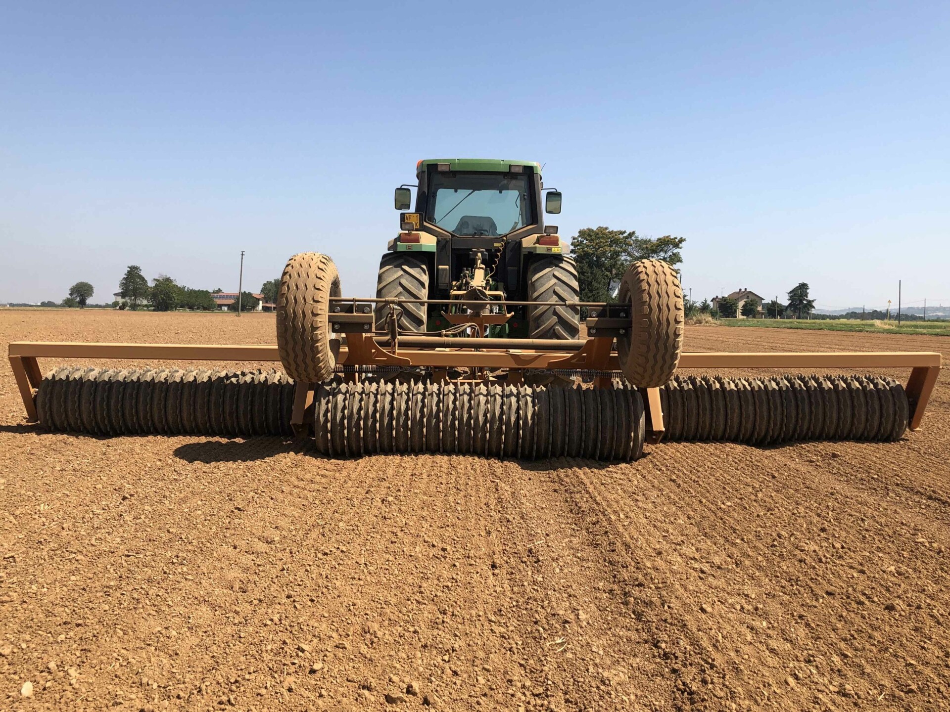 Mantis takaa pellolla