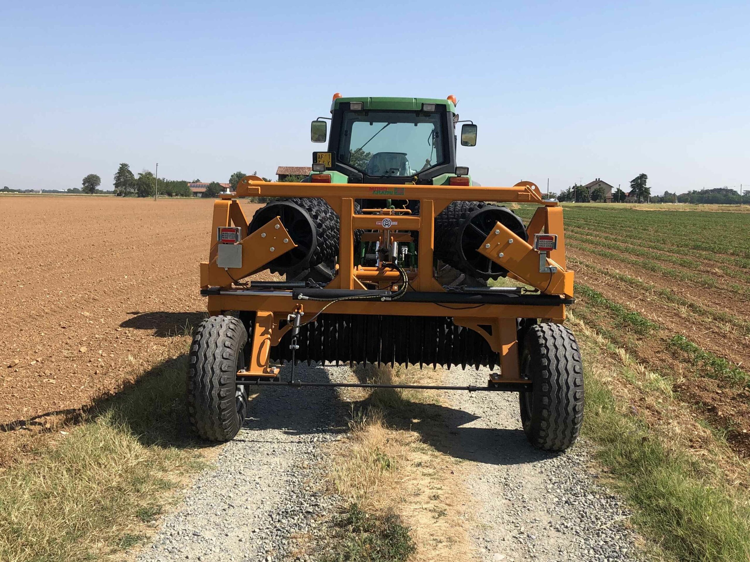 Mantis takaa tiellä