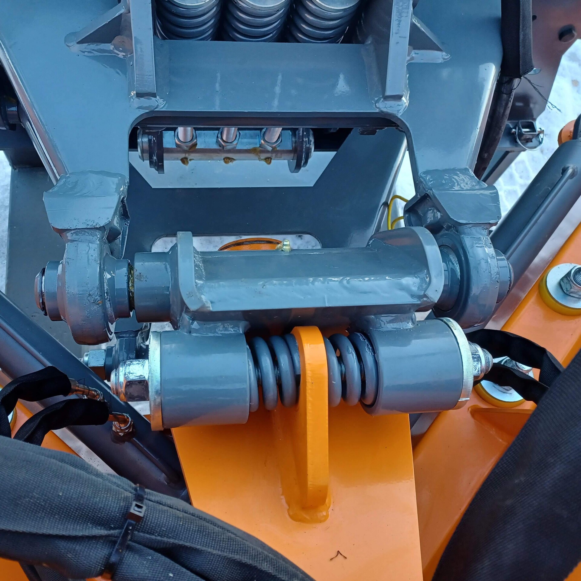 Nivelaura sivuttaisen kellunnan jousi