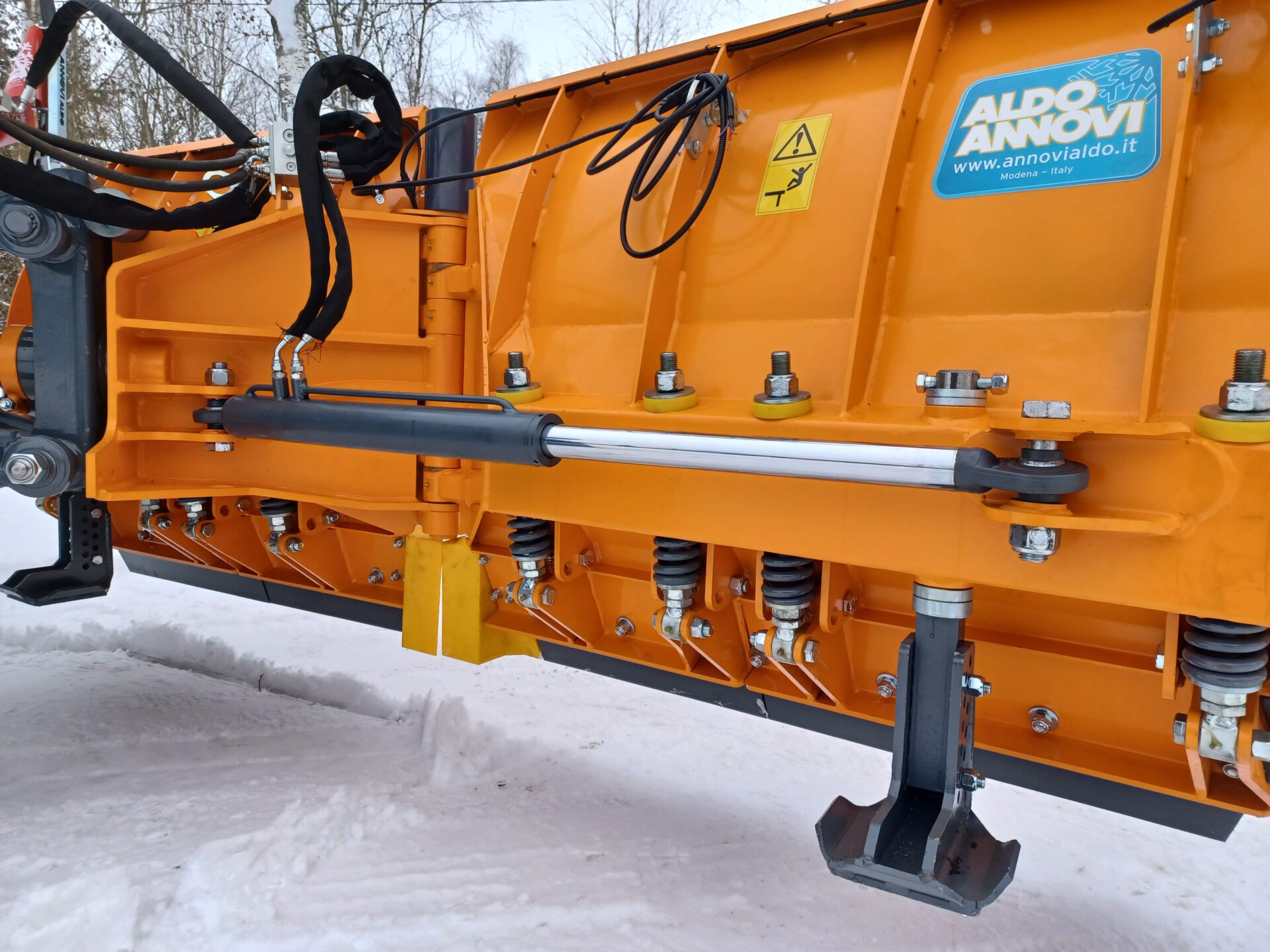 Nivelaura terän jousitus