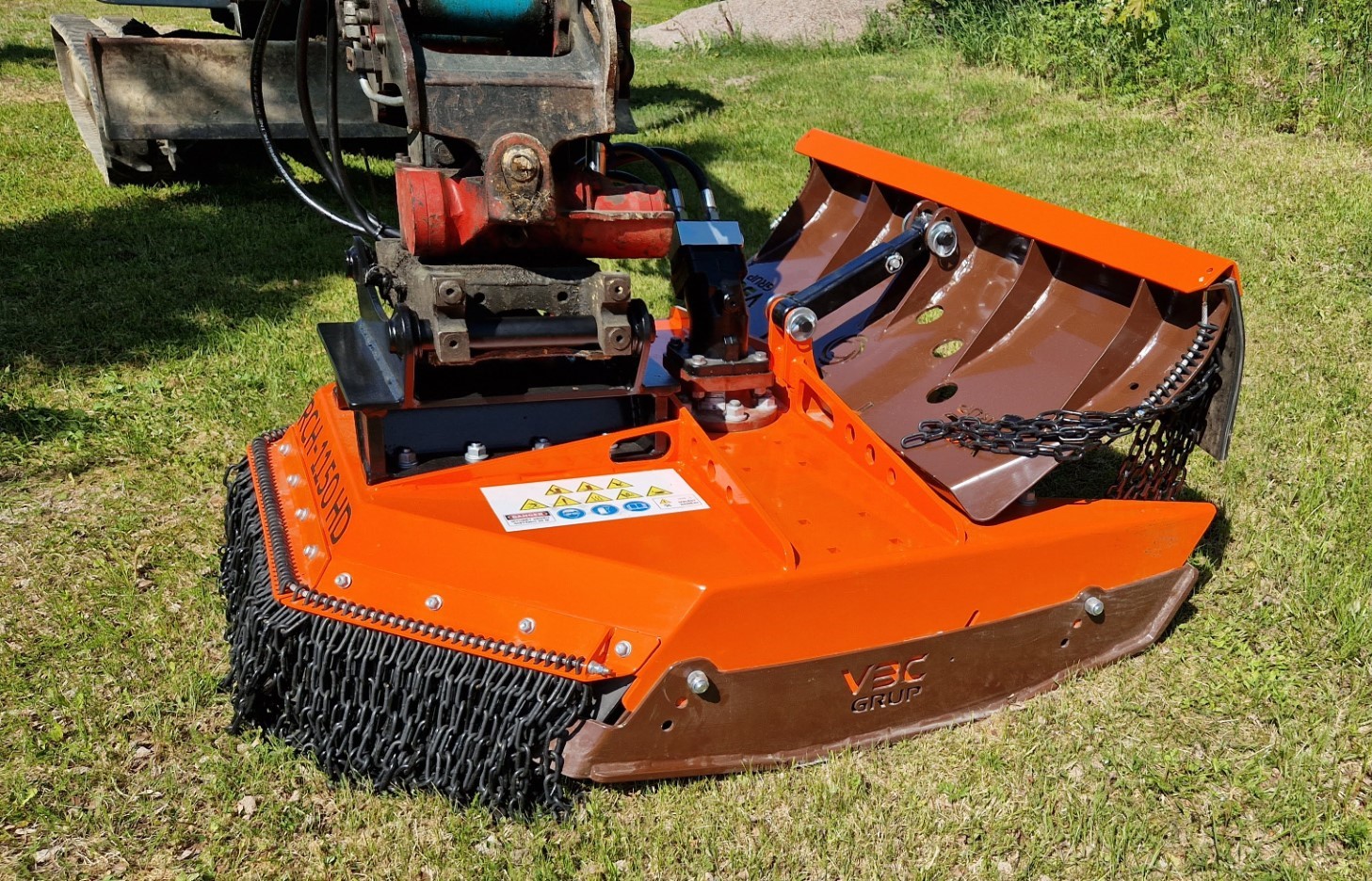 RCH 1150 HD takaviistosta kuvattuna maassa